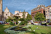 Valencia - Plaza de la Reina con la cattedrale, Puerta de los Hierros, la lanterna e l'esterno della cappella del Santo Calice. 